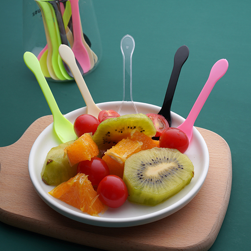 Klassisches biologisch abbaubares Einweg-Plastik besteck Praktische einmalige Verwendung von verdickten Säure löffeln für Eis dessert für Camping